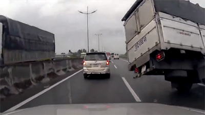 Xe tải nổ lốp trên cao tốc Trung Lương cực kỳ nguy hiểm